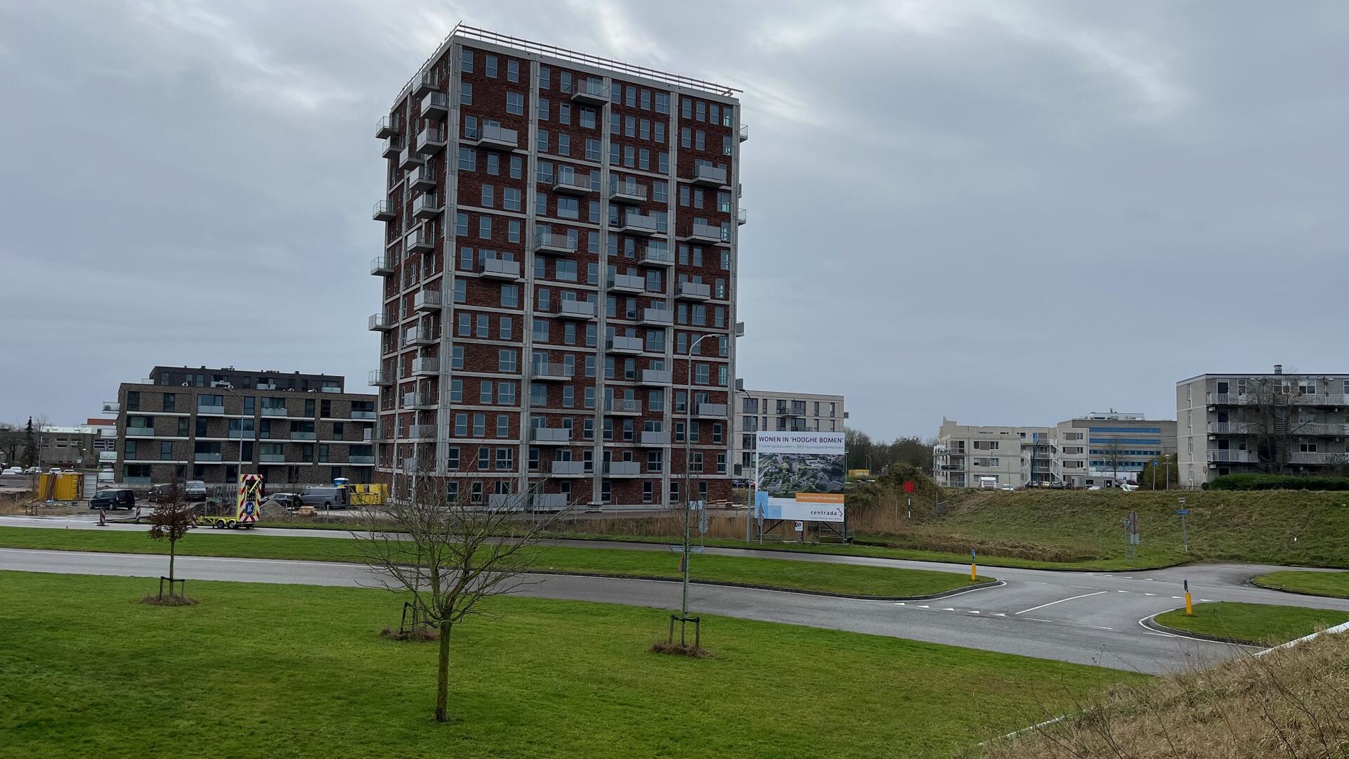 Gebouw met gras hooge bomen