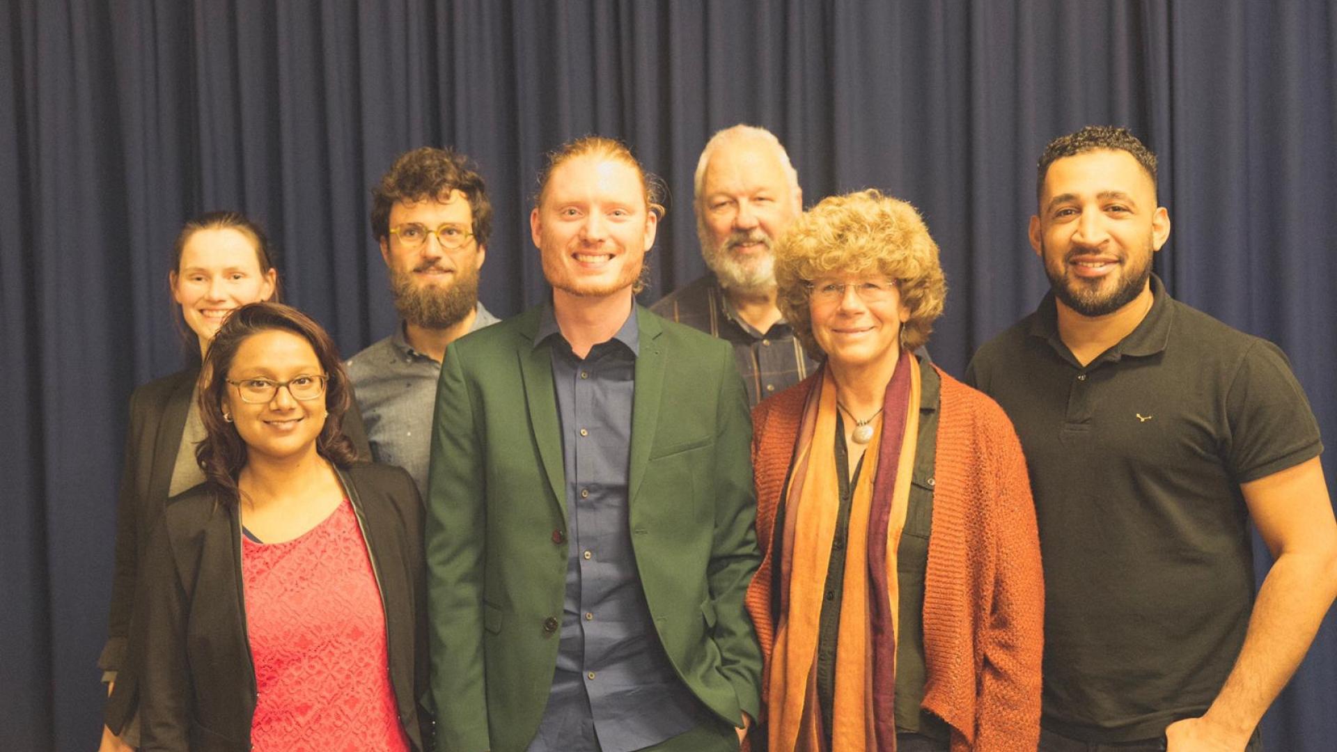 Kandidaten 1 t/m 7; Van links naar rechts: Iris Brouwer, Sadhana Boejhawan-Mangroo, Steven Vrouwenvelder, Bas de Reus, Martin Minnema, Corina Straatsma, Hicham Ismaili Alaoui 