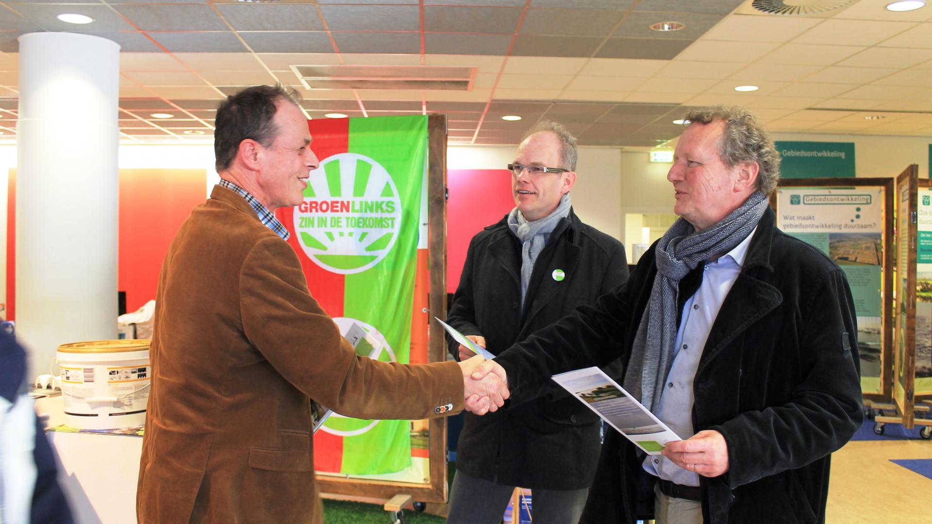 Overhandiging IJsselmeer manifest aan Bram van Ojik.jpg